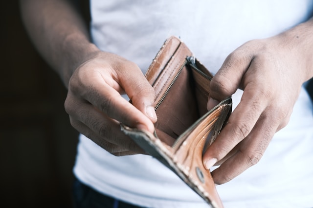 生活ギリギリ貯金できない時の対処法とは